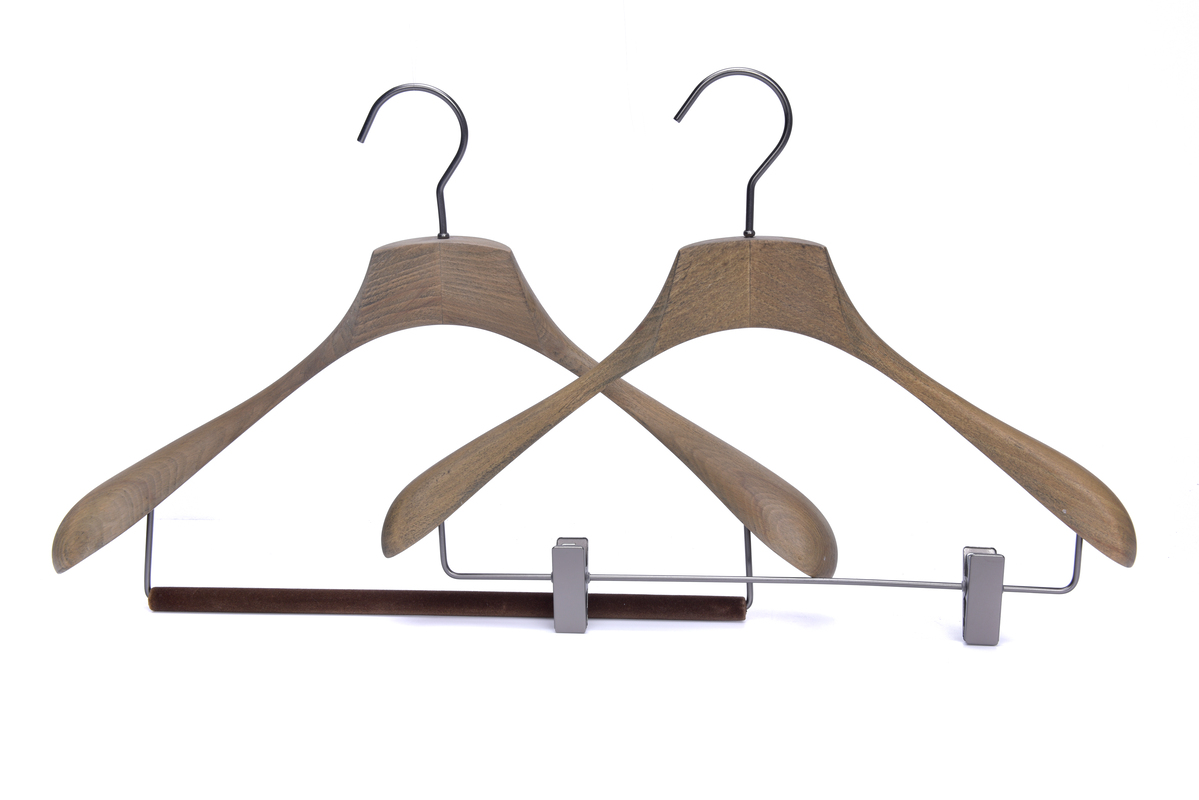 Hand-rubbed effect brown suit hanger with strong load-bearing capacity